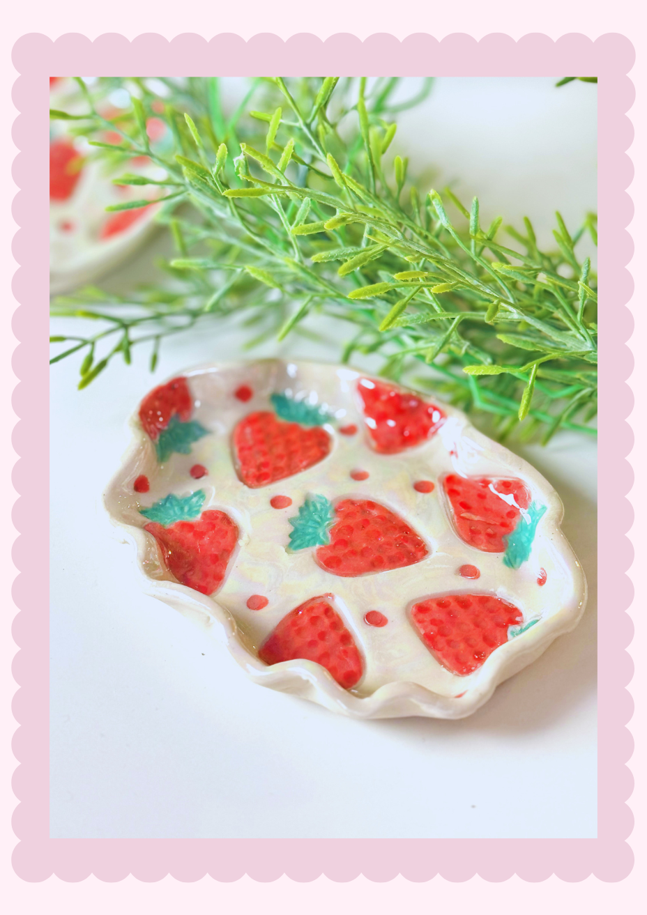 Berry Delight Collection_Frilled Edge tray