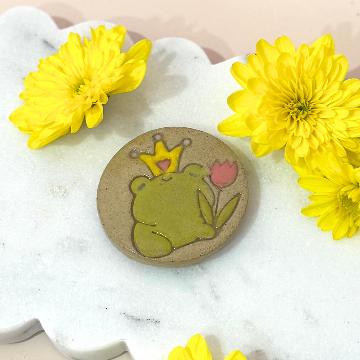 Magnets_Queen frog holding tulip