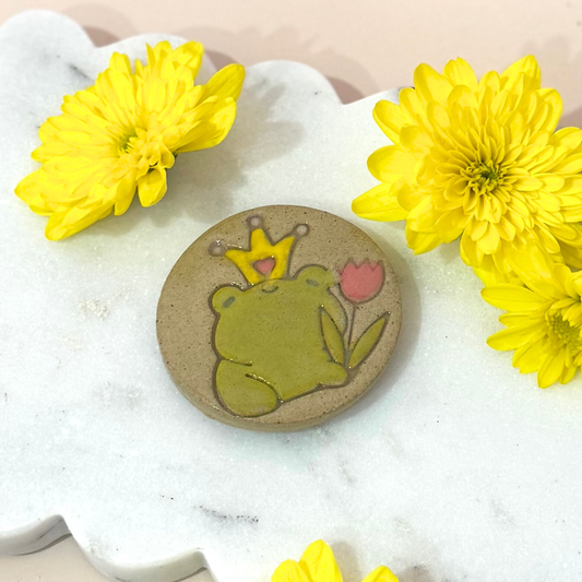Magnets_Queen frog holding tulip