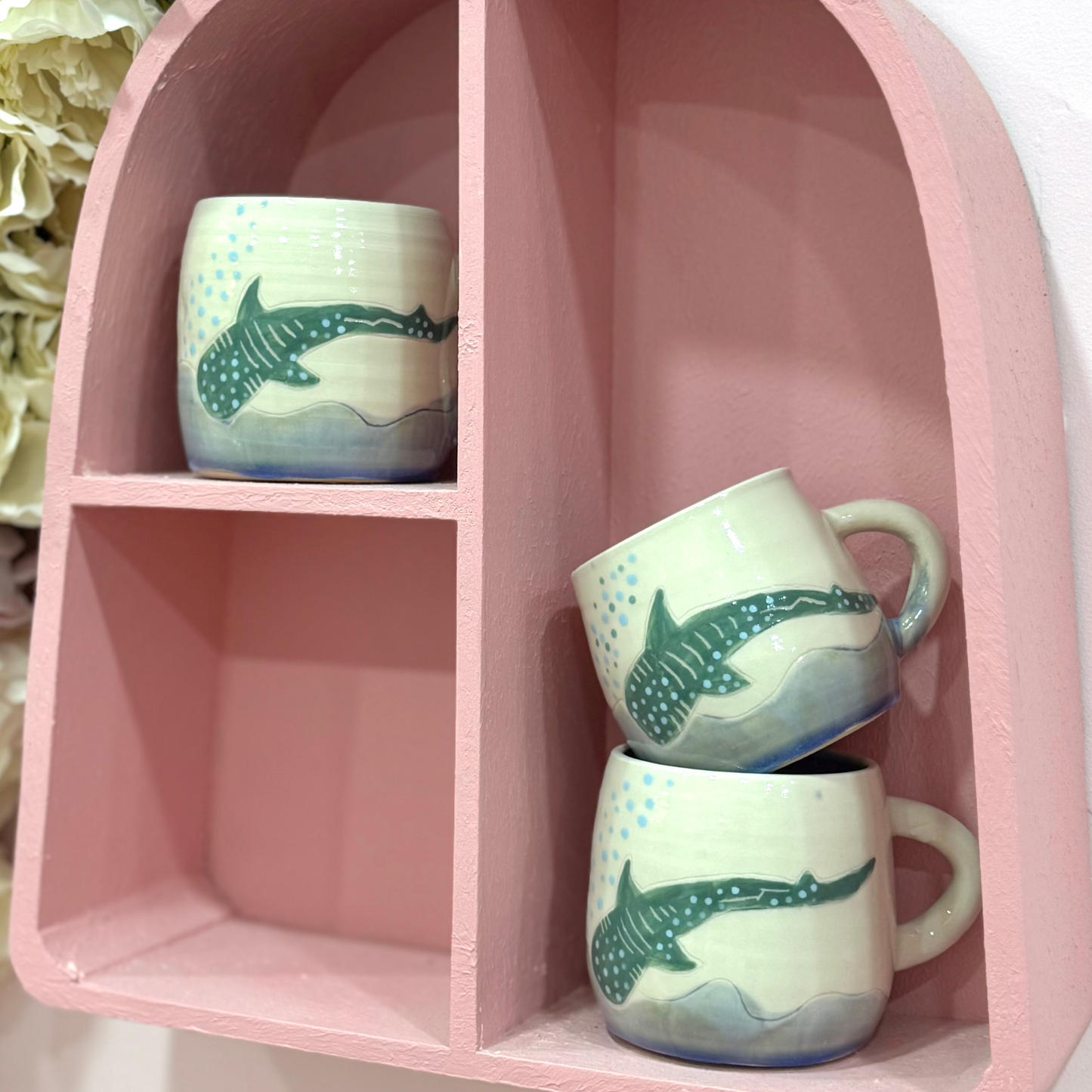 Diving Whale shark round mug