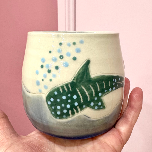 Diving Whale shark round mug